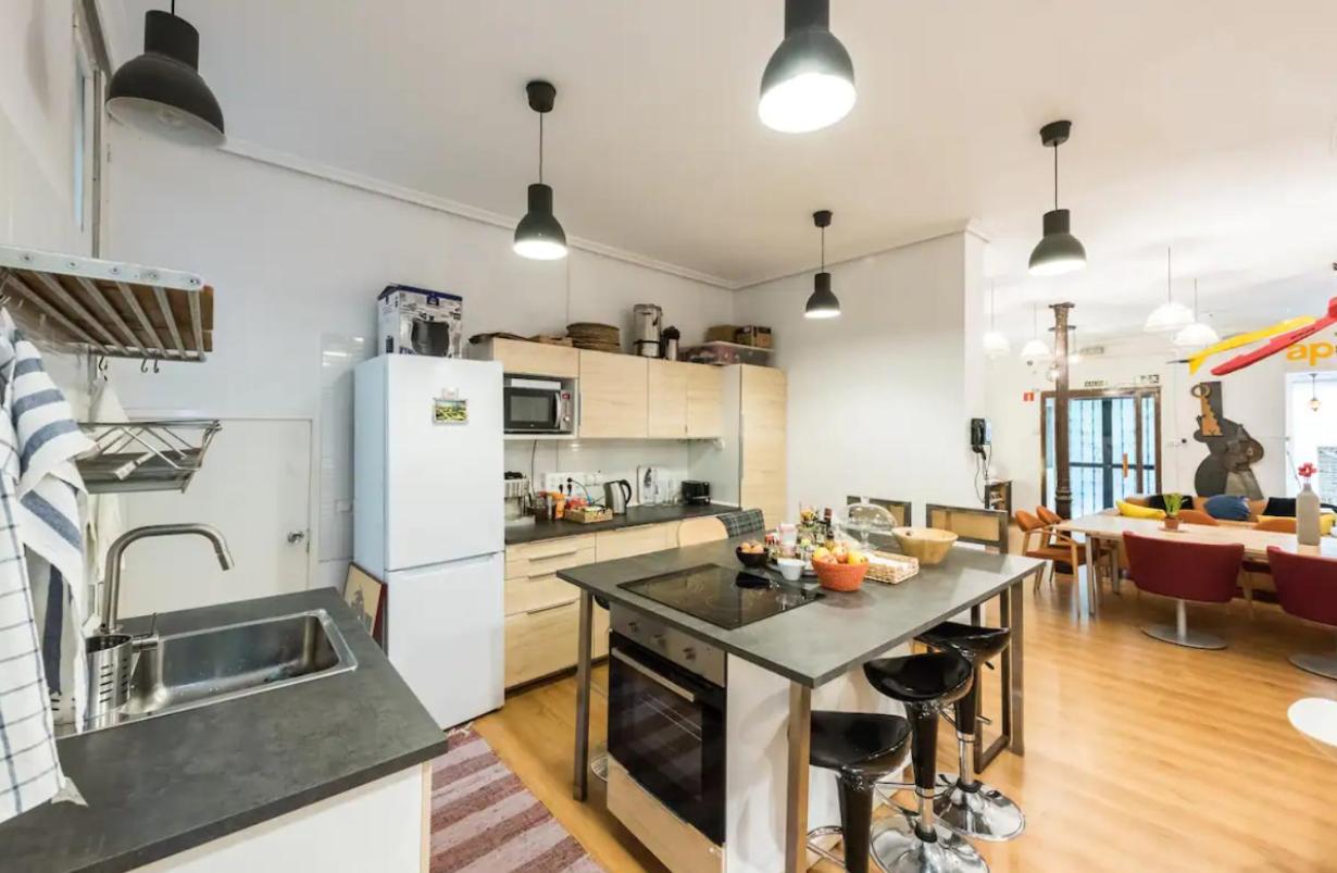 Encomienda Guest House Мадрид Екстериор снимка